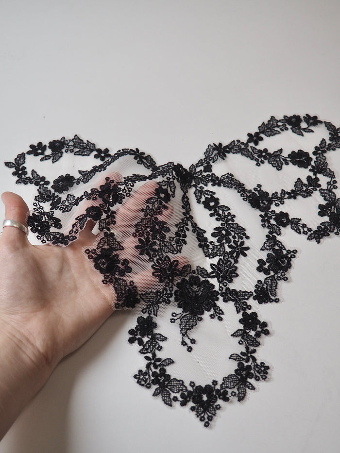 Black + Cream Floral Lace Trim Piece 30x31cm