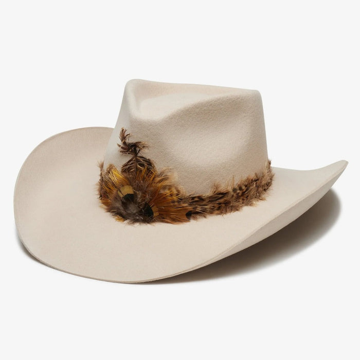 Cream-colored Cassidy cowboy hat in premium cashmere wool with a decorative feather band and wide brim.