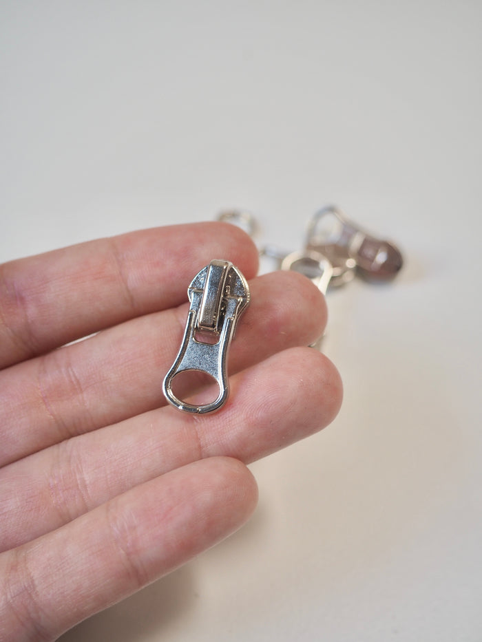 M8 Silver Zipper Pull
