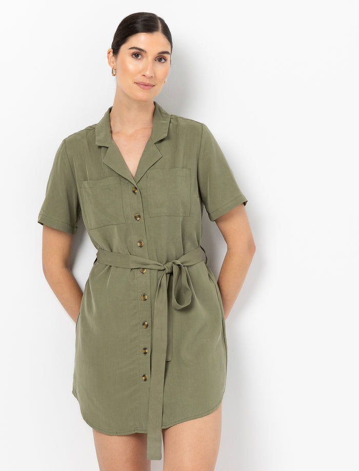 Robe unie avec ceinture nouable