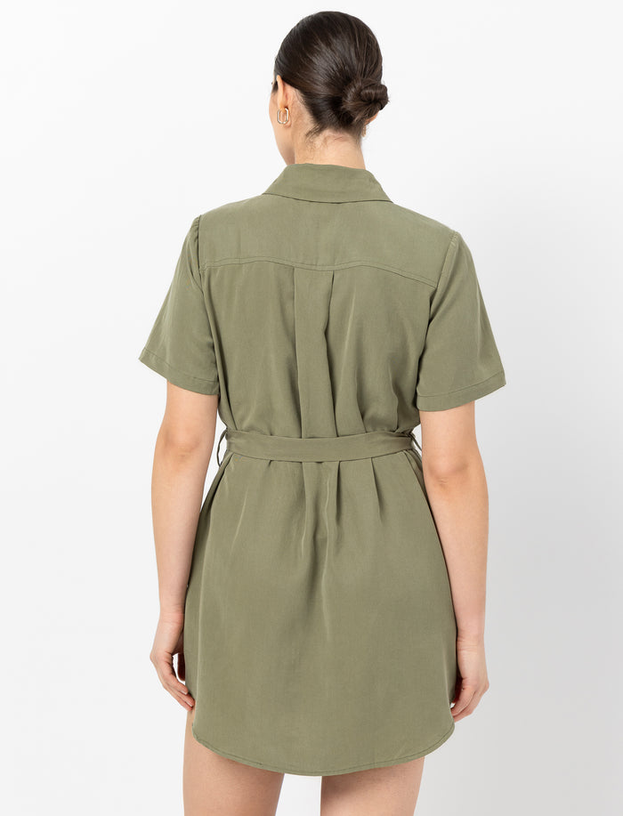 Robe unie avec ceinture nouable
