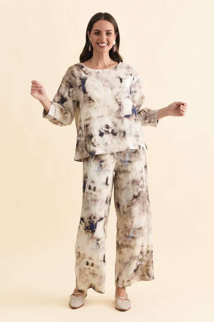 Saloma Taupe Abstract Linen Scoop Neck Top,Brunette model,alt text|model:MJ