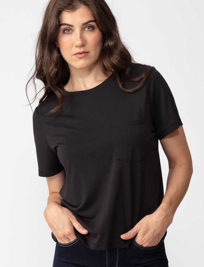 T-shirt uni à poche plaquée