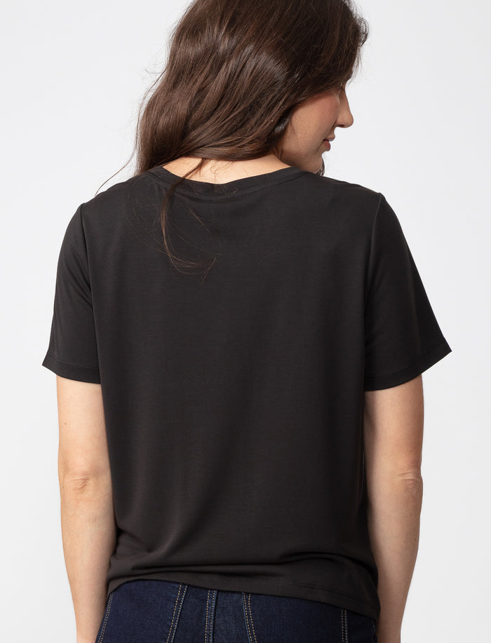 T-shirt uni à poche plaquée